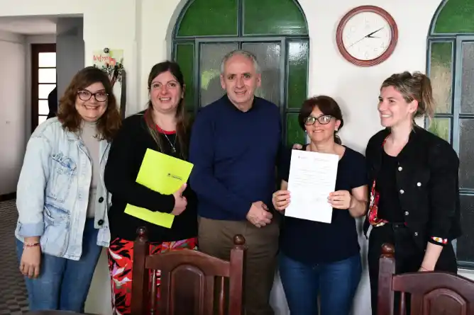 El intendente Javier Gastón entrega habilitaciones a cocinas familiares