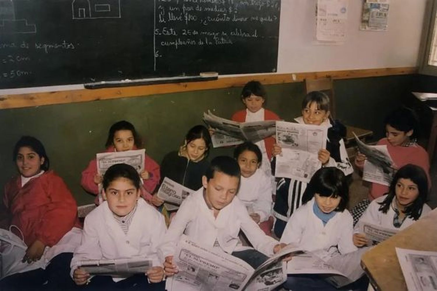 Retrato de alumnos leyendo el diario El Debate Pregón.