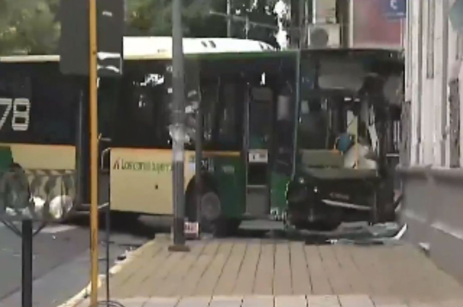 El colectivo terminó incrustado en una academia de baile