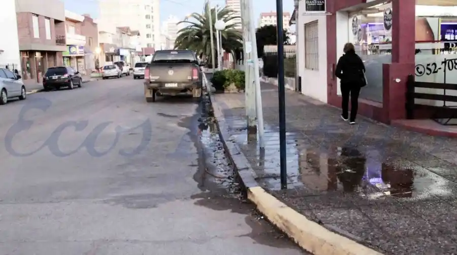 El agua llega hasta la avenida 2