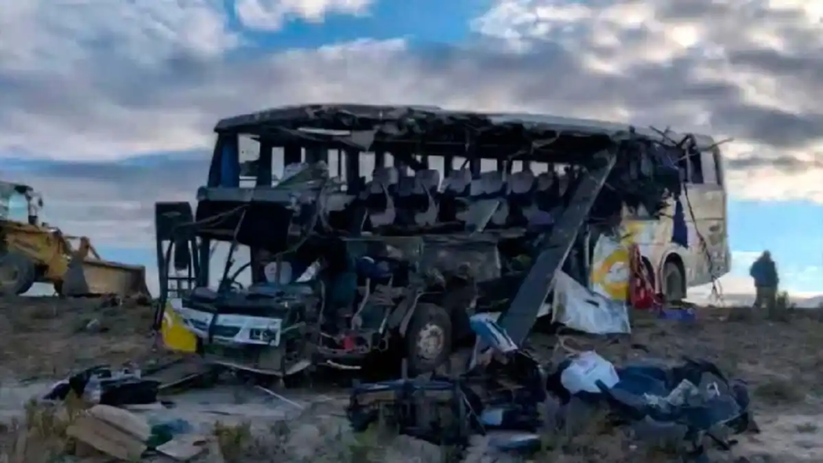 TRAGEDIA en BOLIVIA: mueren 37 personas y 30 resultan heridas tras un choque de autobuses