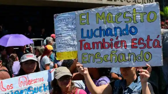 ¡CLAMANDO POR SALARIOS DIGNOS! Así los docentes “celebran” el Día del Maestro