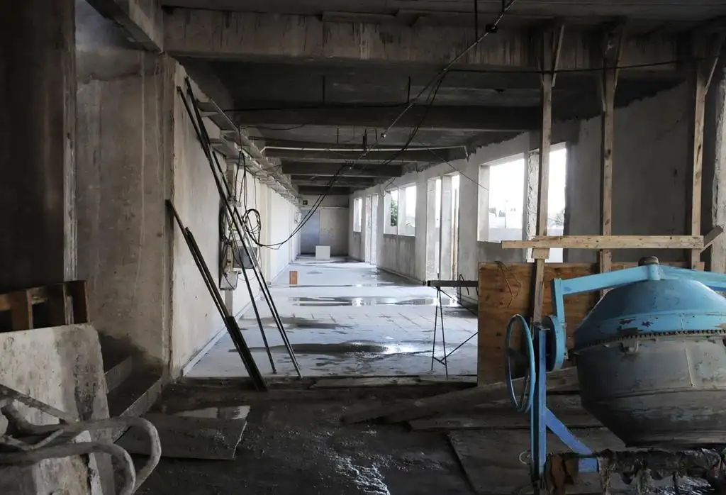 Abonaron haberes adeudados y los obreros retomaron la obra en Polivalente