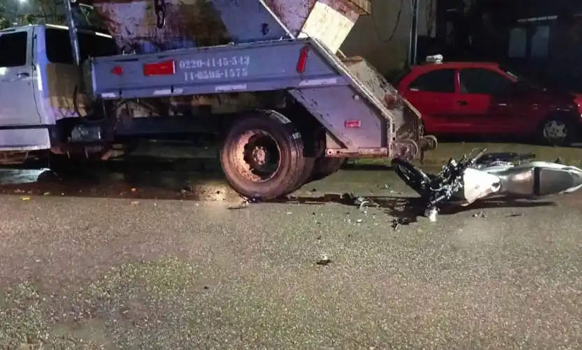 Joven motociclista perdió la vida tras colisionar contra un camión