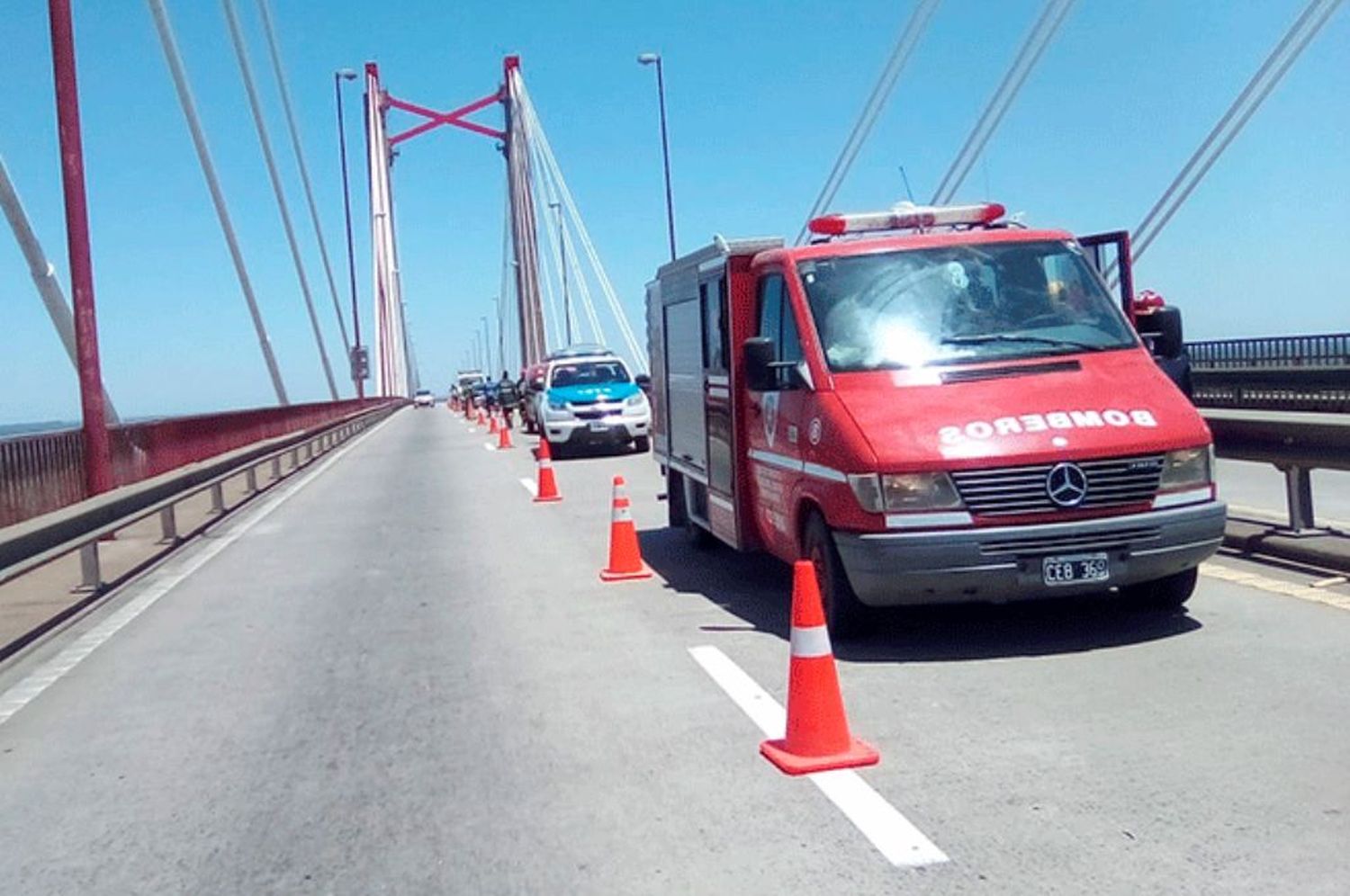 Accidente fatal en la Ruta 12: un camionero murió tras caer su vehículo desde un puente