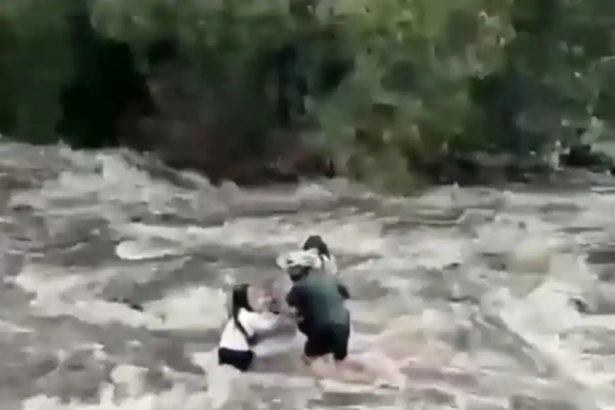 Las imágenes difundidas muestran la intervención del funcionario, que asistió a personas en riesgo debido a la crecida.