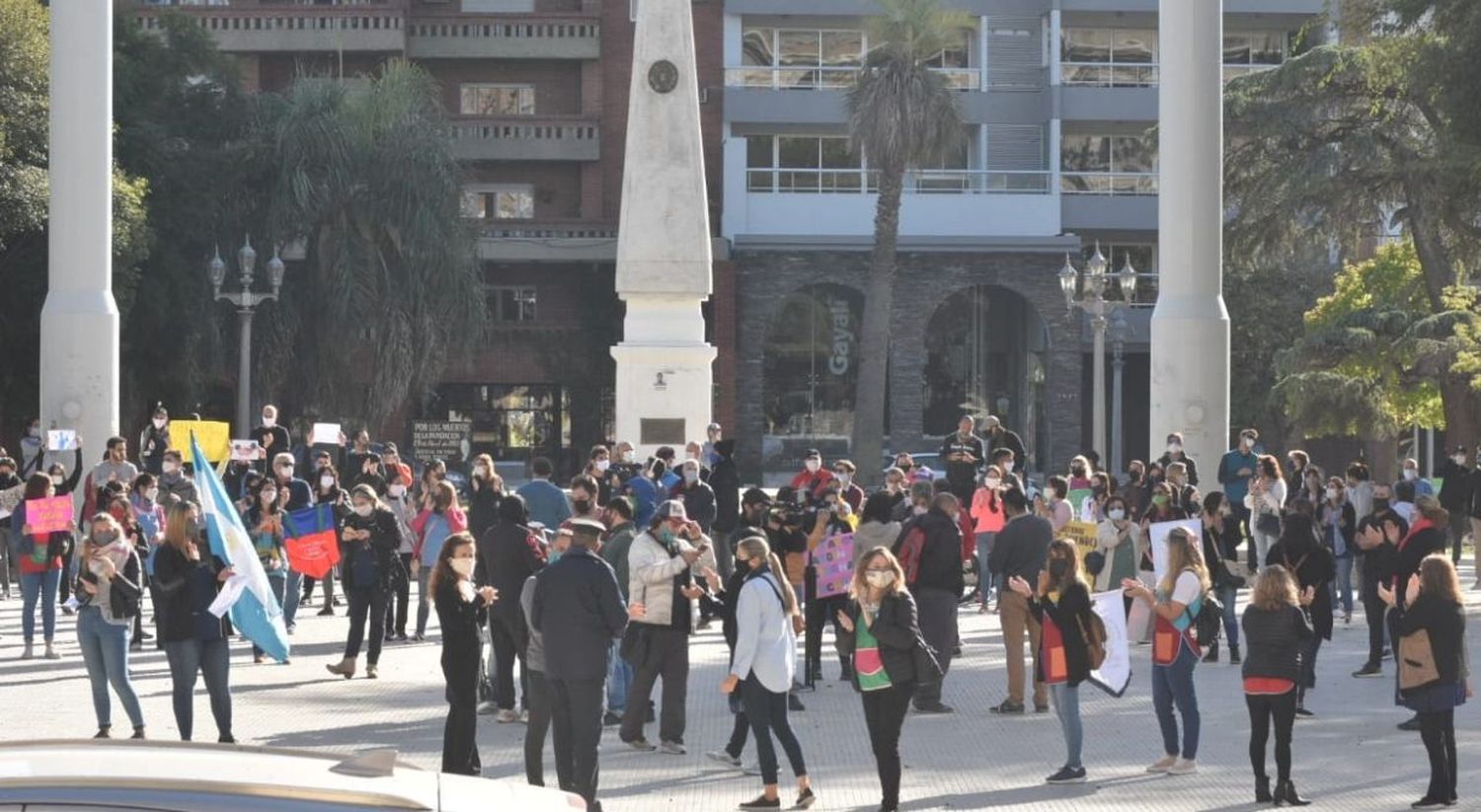 Jardines maternales y gimnasios se manifiestan en Plaza 25 de Mayo