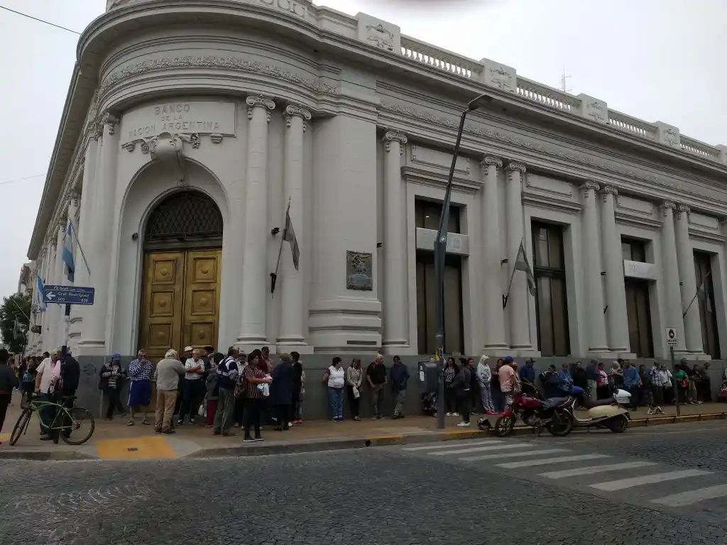 Desde hoy se paga el bono a jubilados de 5000 pesos