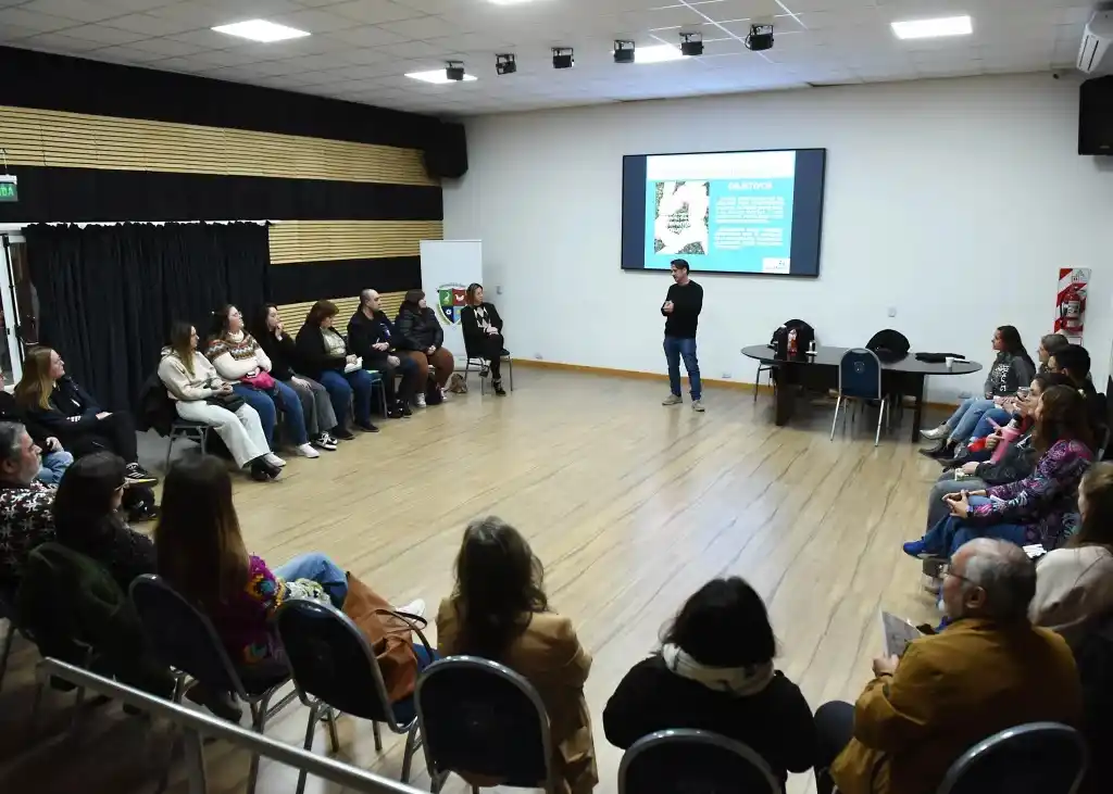 Crespo impulsa una red comunitaria para prevenir el consumo problemático y cuidar la salud mental