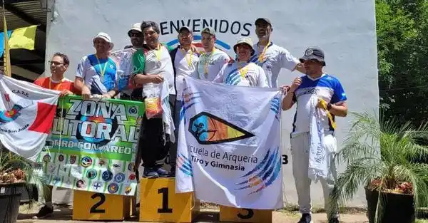 Los representantes de Tiro y Gimnasia en el podio