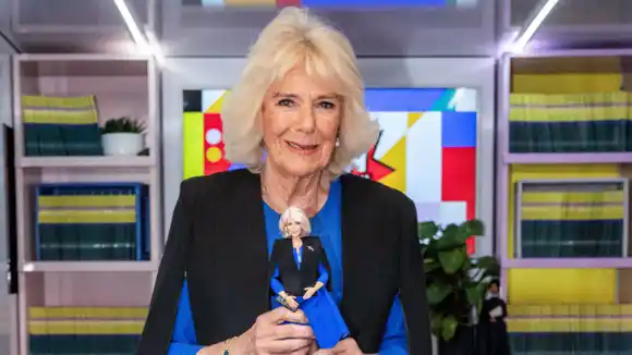 Camila recibe una Barbie joven en su honor (foto)