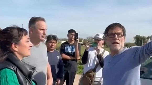 Tensión en Merlo: incendiaron una casilla y hubo un fuerte cruce entre el padre Paco y la dirigente de LLA, Leila Gianni