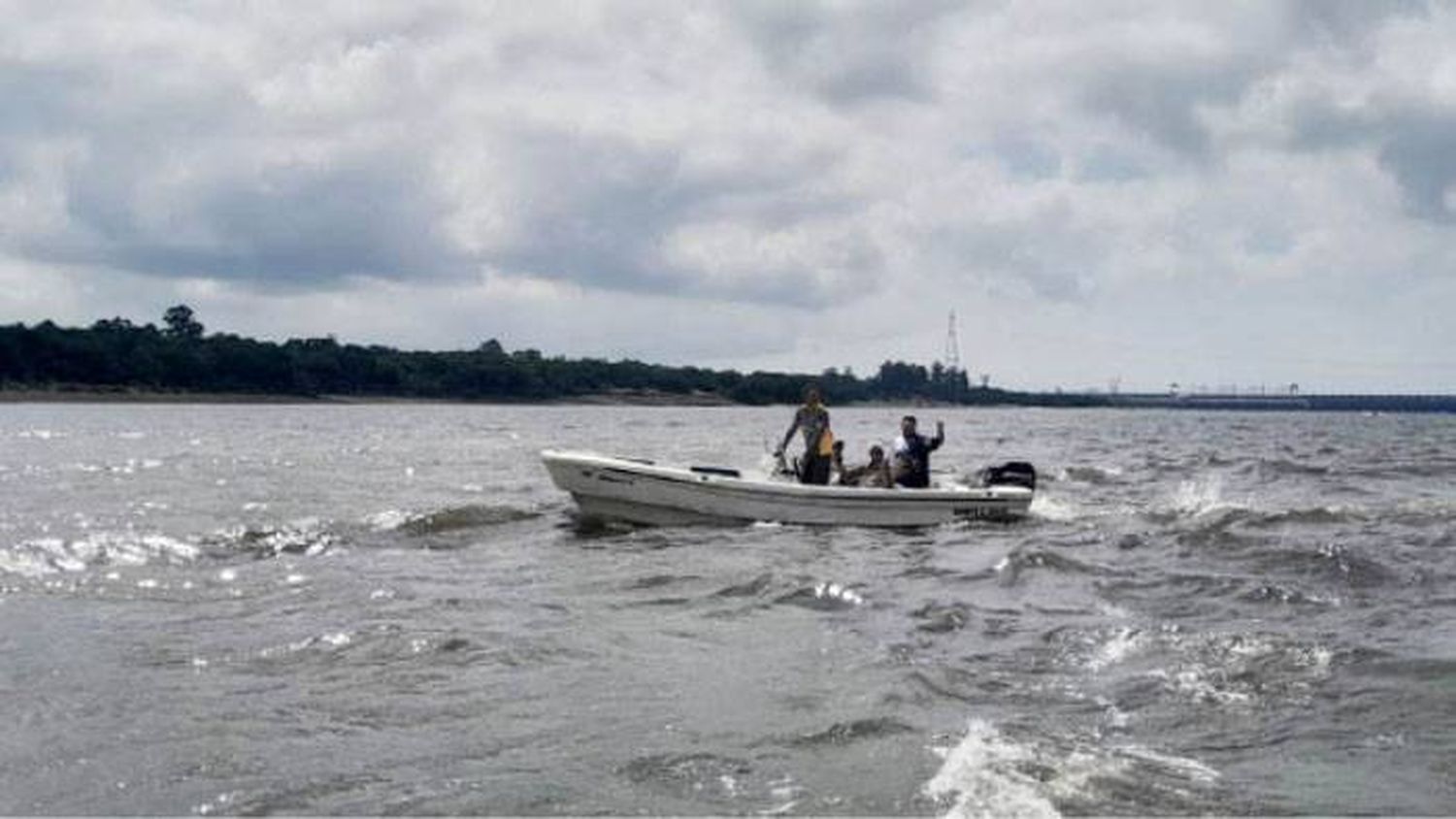 Federico y Angelo Zanuttini y Roberto  Dorsch, ganadores de la Pesca de la Boga