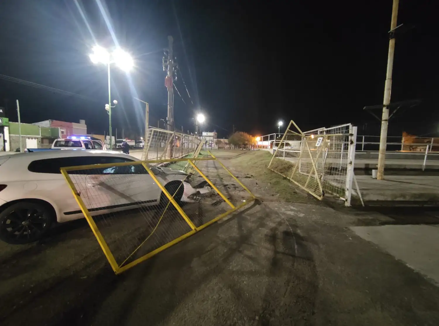Un auto perdió el control y terminó estrellándose contra las rejas del Corsódromo