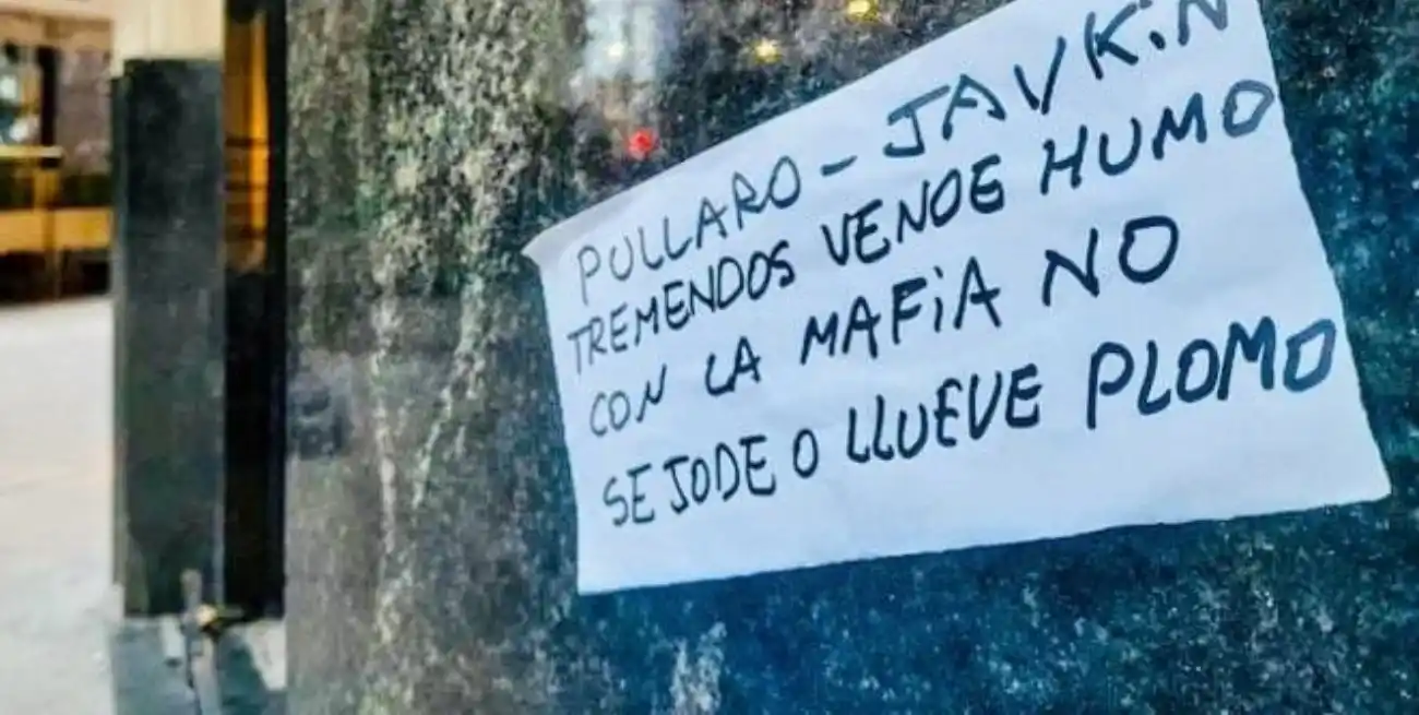Uno de los carteles que aparecieron este martes en la peatonal rosarina.