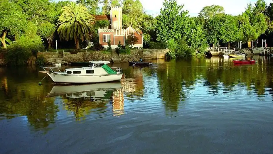 Con ayuda de Prefectura, los bomberos sofocaron un incendio en la Isla Libertad