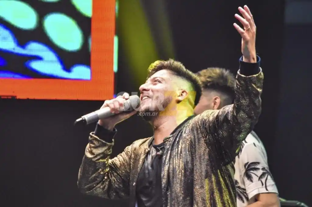 Pese a las restricciones, un músico dio un show en un bar de Córdoba