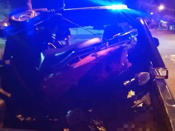 Lo buscaban por pasear en moto presuntamente armado y descubrieron que tenía pedido de captura