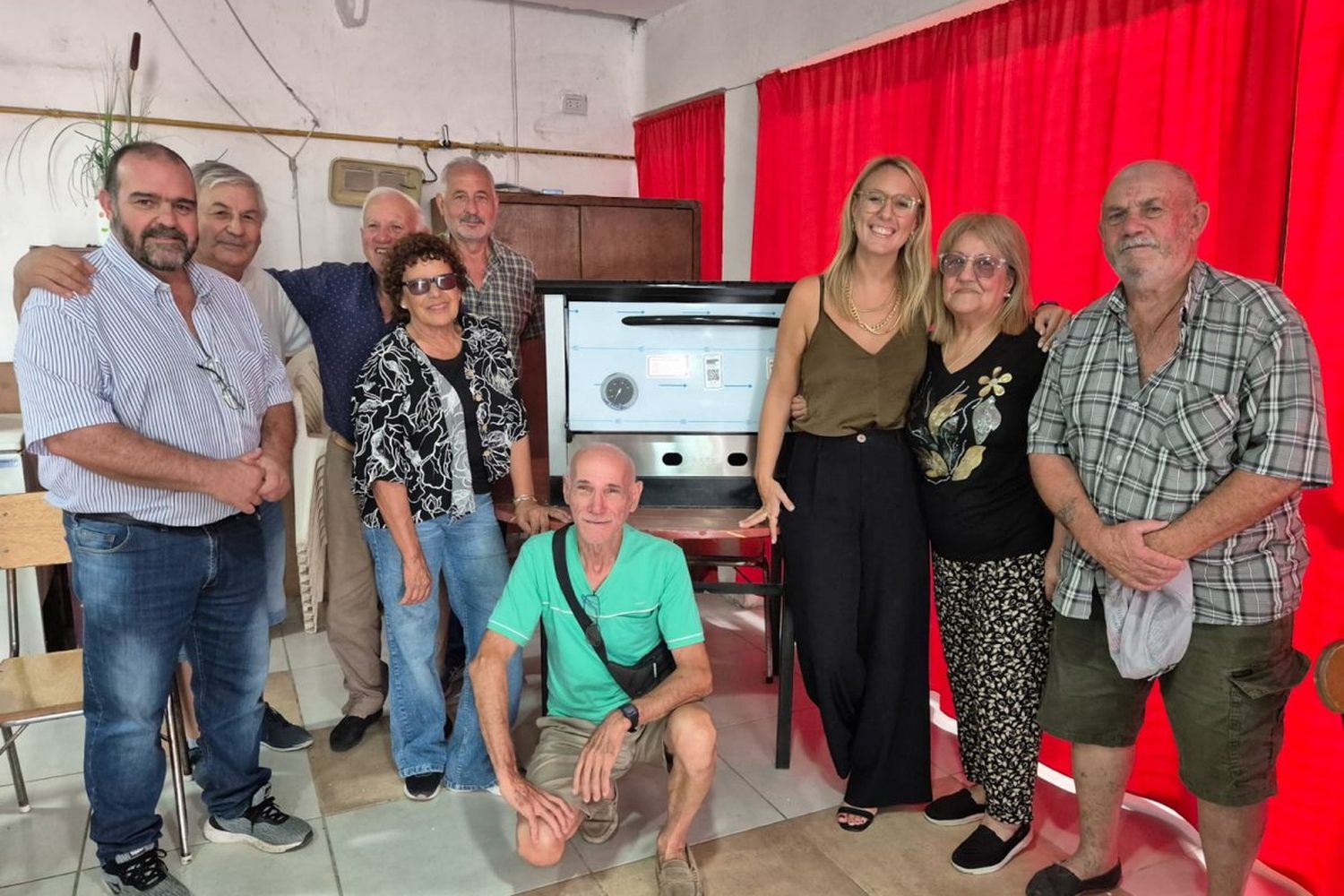 El Club de los Abuelos recibió un horno semi industrial