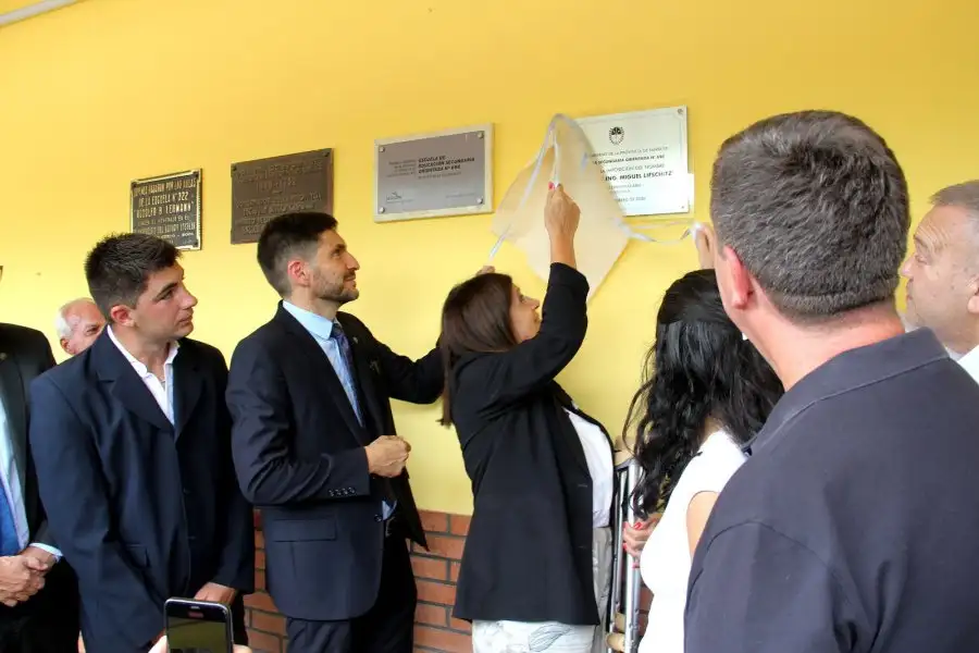 El gobernador, Clara García y los hijos dede Miguel Lifschitz descubren placa recordatoria