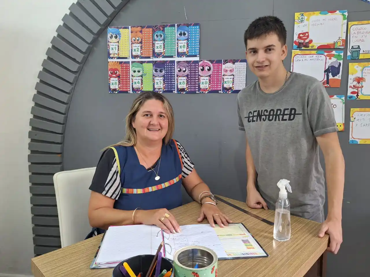 Damián Farchetto y su maestra