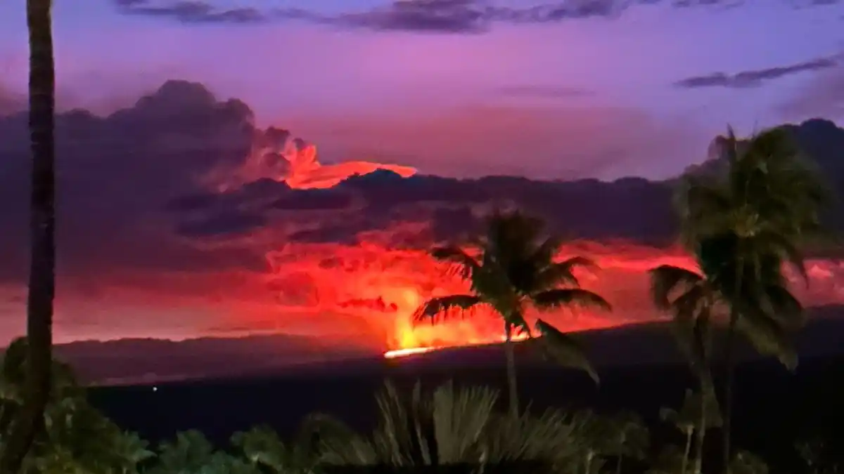 ¡EL MÁS GRANDE DEL MUNDO! El volcán Mauna Loa de Hawái entró en erupción (+Fotos)