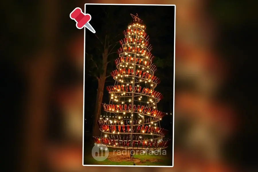 Alejandra apostó por un árbol de Navidad único, hecho con botellas de cerveza recicladas