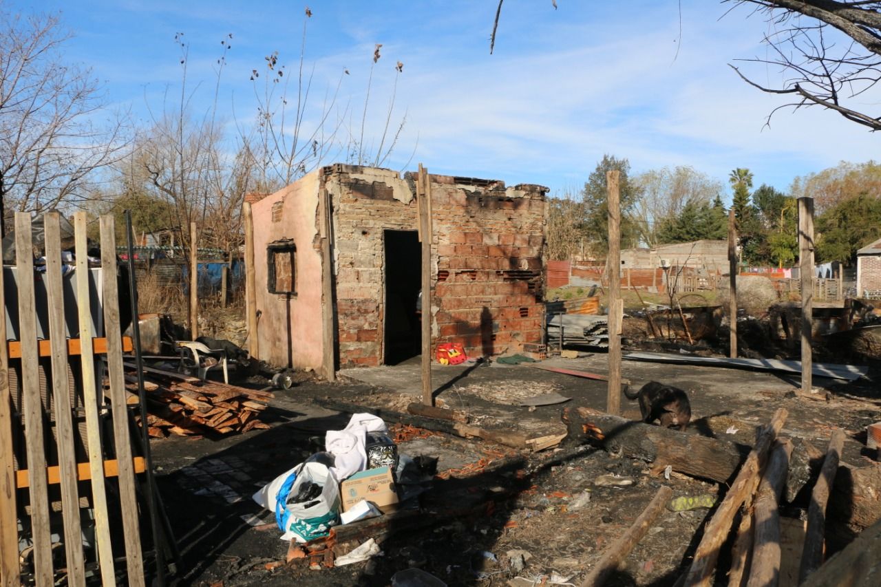 Cuatro viviendas de chapa y cartón fueron consumidas por el fuego