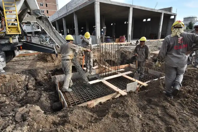 Industria y construcción mostraron resultados dispares en abril