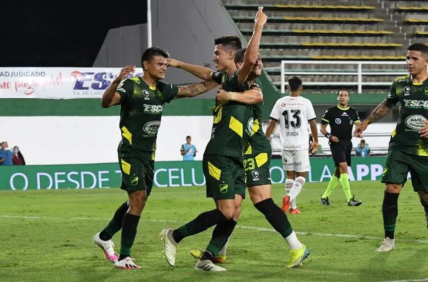 Amarga despedida para Kudelka: Newells cayó por goleada ante Defensa