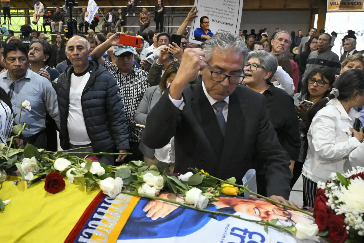 Fernando Villavicencio tiene un velatorio público: decenas de ecuatorianos acuden a despedirlo (+FOTOS)