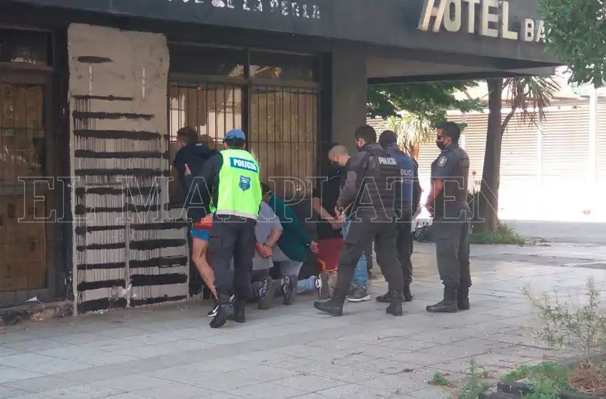 Persecución y cuatro detenidos por robo de autos a plena luz del día