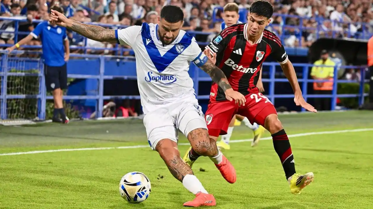 Elías Gómez marca punta izquierda en Vélez.