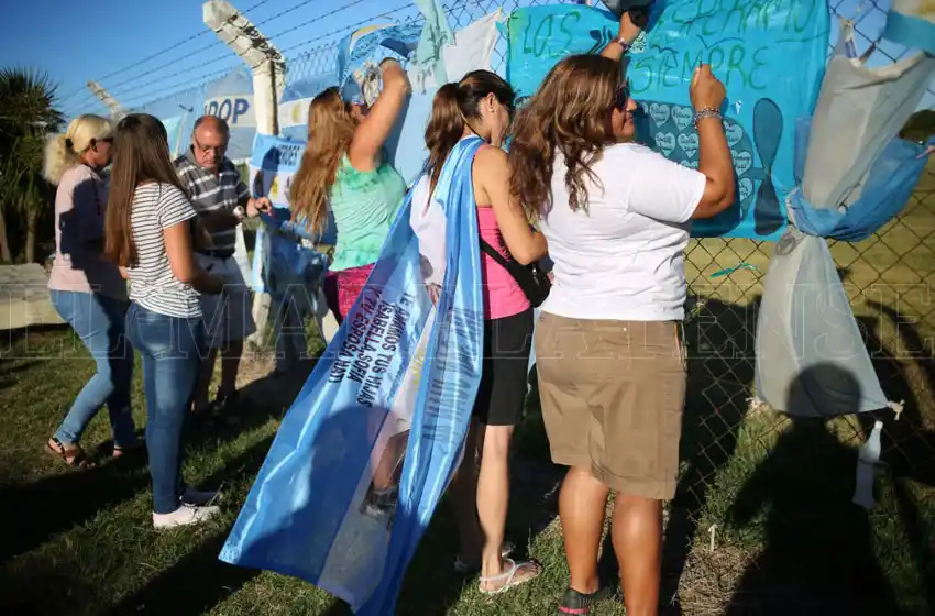 ARA San Juan: convocan a un "recambio" de banderas en la Base Naval