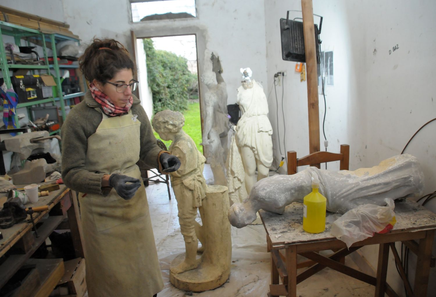 La escultora Mariana Debaz asumió el desafío de restaurar las obras mutiladas del Jardín de la Paz