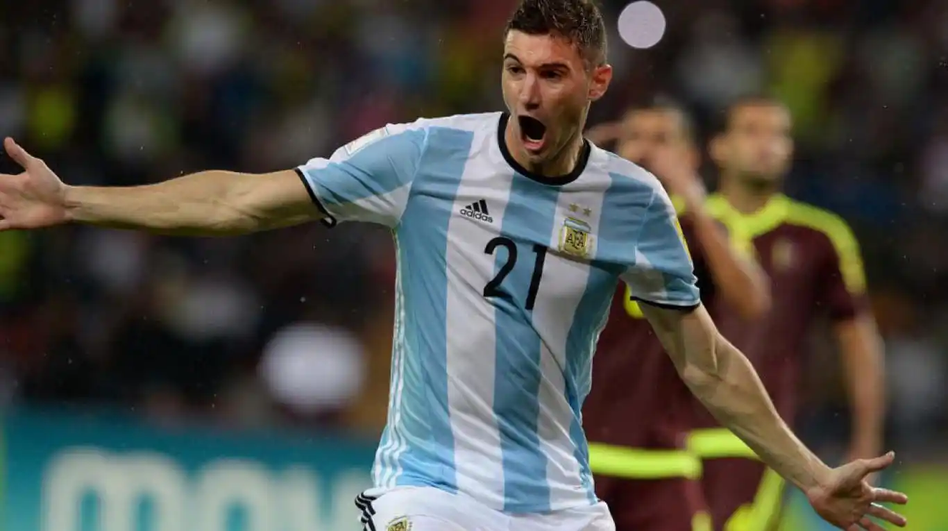 Alario jugará de titular en la Selección Argentina