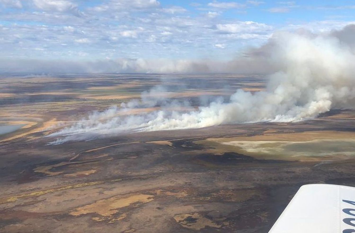 Impresionantes imágenes del humo en las islas tomadas desde un avión