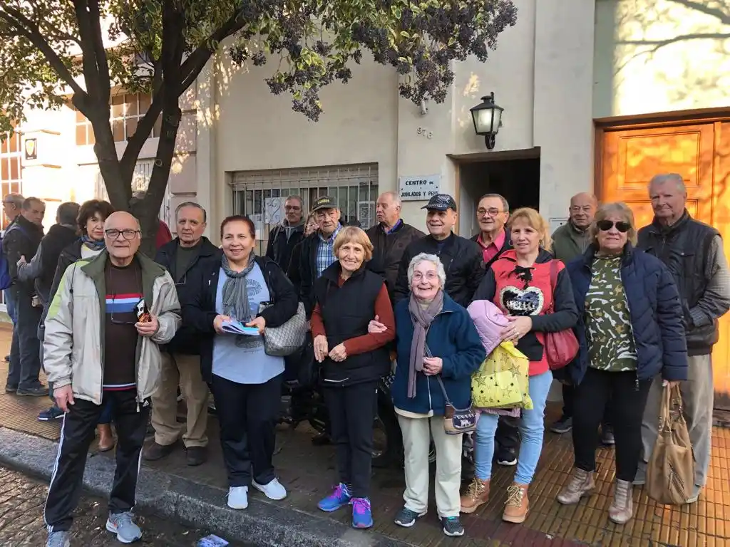 Los jubilados convocados a las puertas del Centro Tandilense para hacer conocer su reclamo.