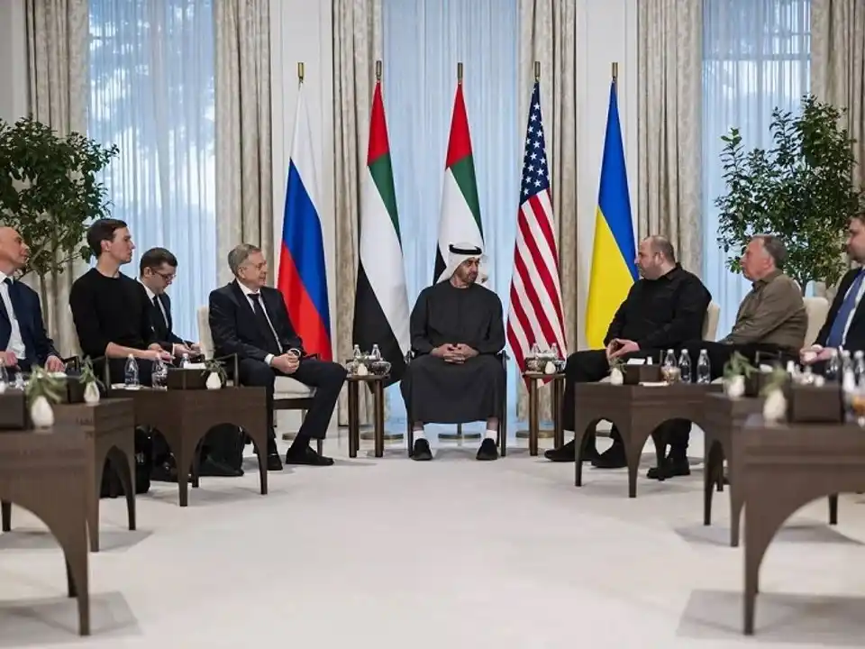 Las delegaciones de Rusia, Ucrania y Estados Unidos volvieron a reunirse en el Palacio Al Shati, en Abu Dabi.
