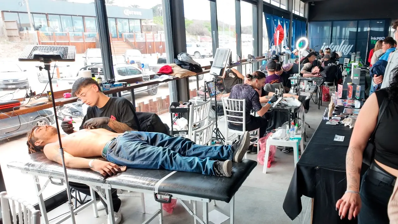 A pocos metros del mar, los tatuadores de diferentes países dijeron presentes