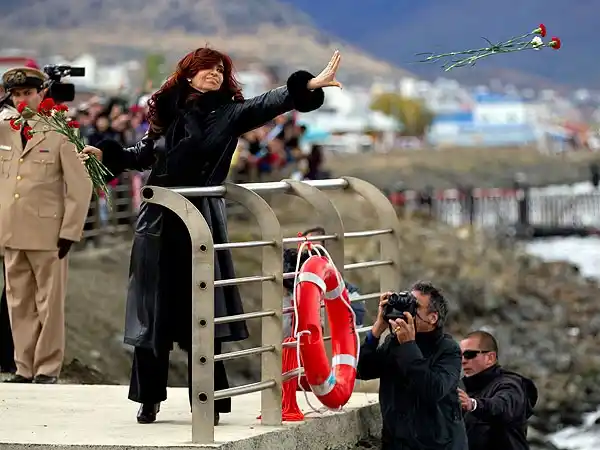 Cristina encabeza acto en Ushuaia en un nuevo aniversario de la guerra de Malvinas