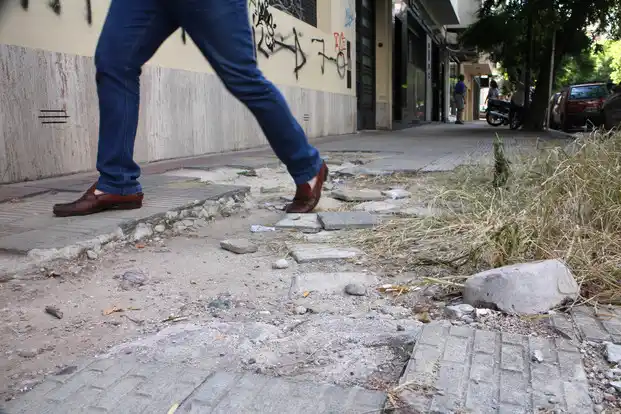 Panella: "La Plata es la capital provincial de las veredas rotas"