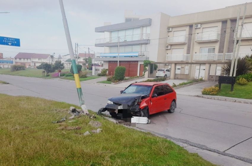 Se durmió y se incrustó contra un poste