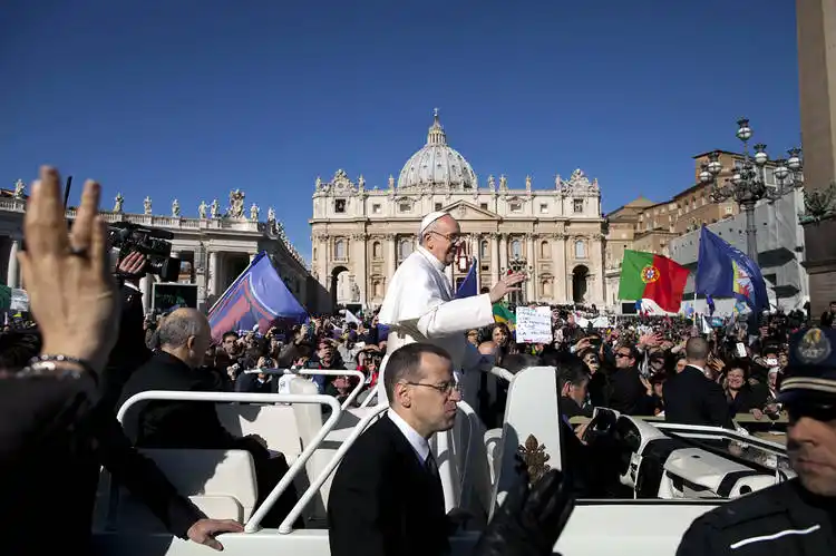 El Papa Francisco criticó a los curas "aburridos" y con "cara de vinagre"
