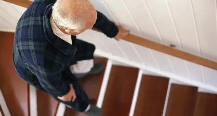 Adultos mayores: Recomendaciones para prevenir caídas