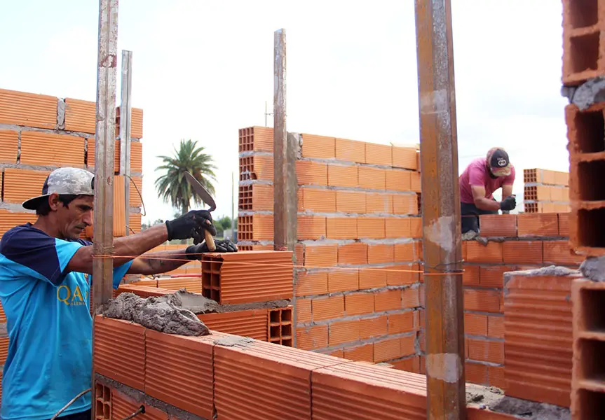 Construyen diez viviendas en dos sectores de la ciudad