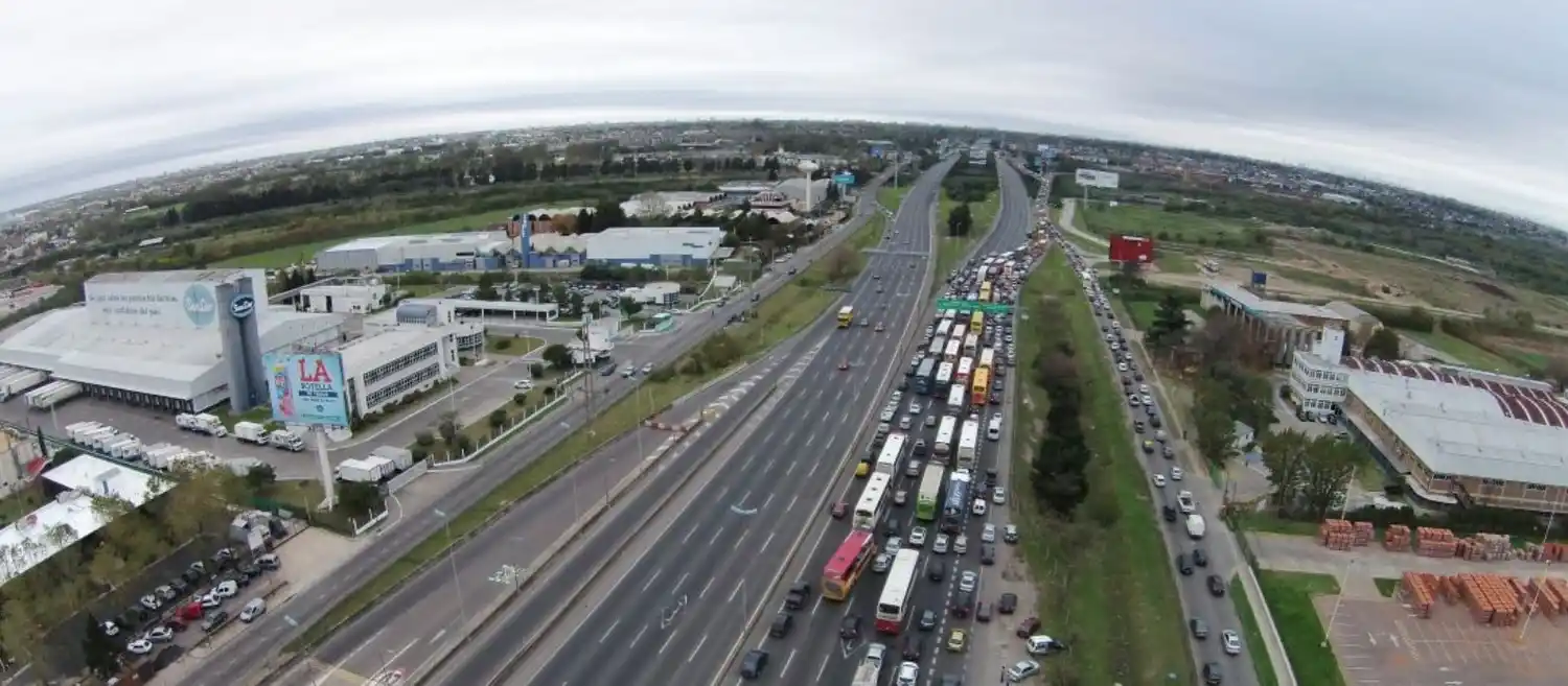 Trabajadores de seguridad realizan corte en Panamericana