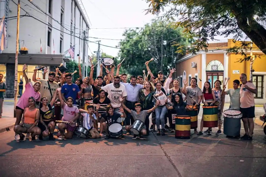 Mamá de Delfina saluda a la murga