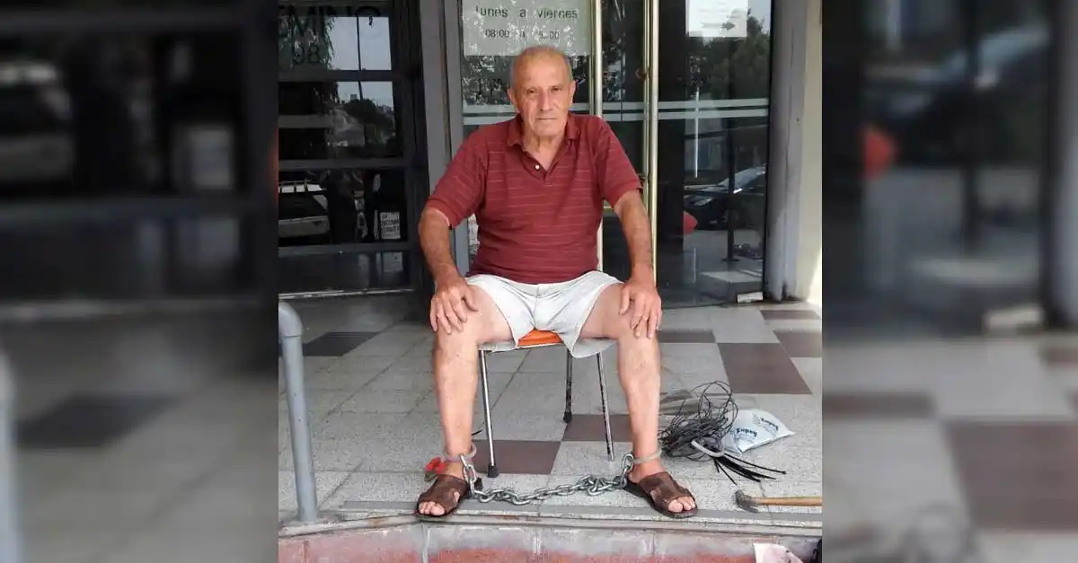 Por la falta de obras, un jubilado se encadenó en el Sanatorio Eva Duarte