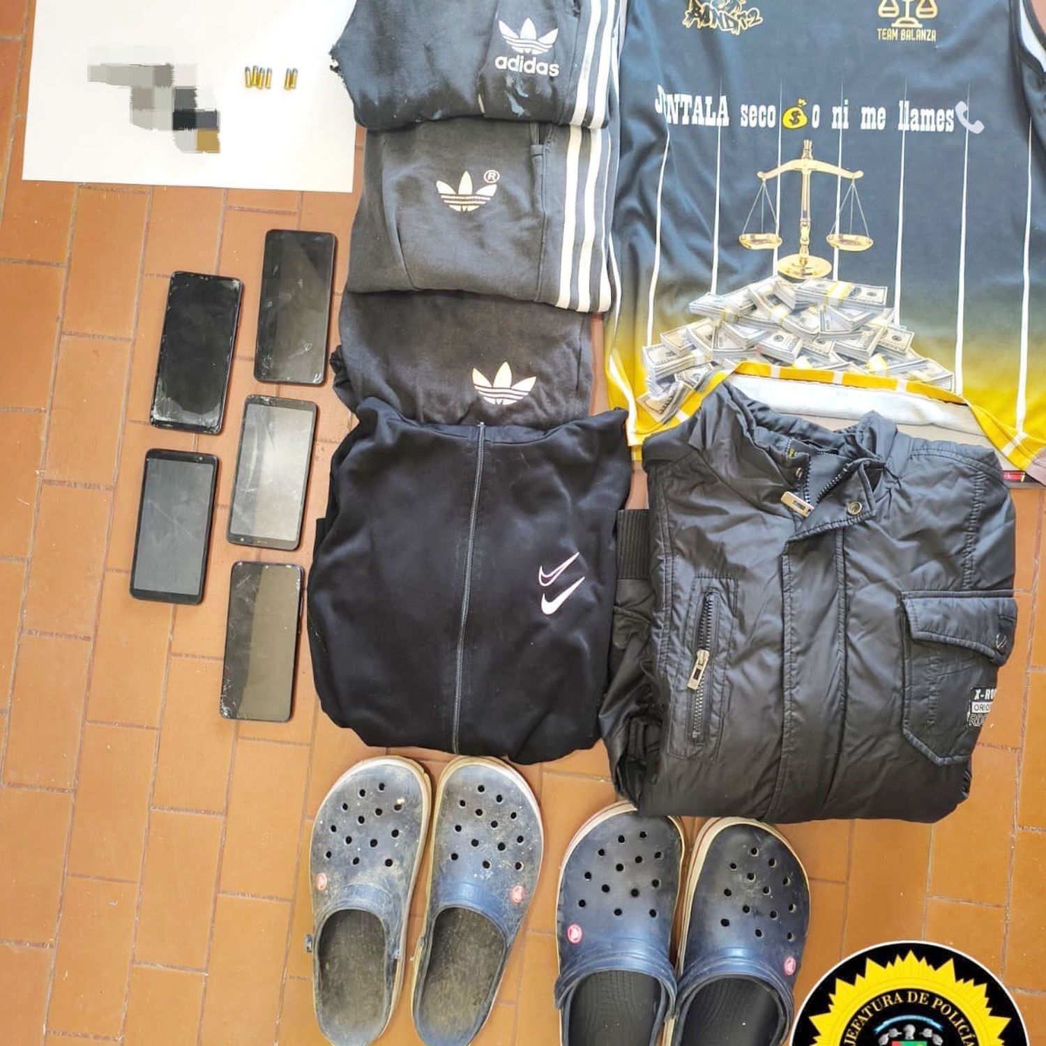 Secuestran un arma de fuego y teléfonos celulares en allanamiento